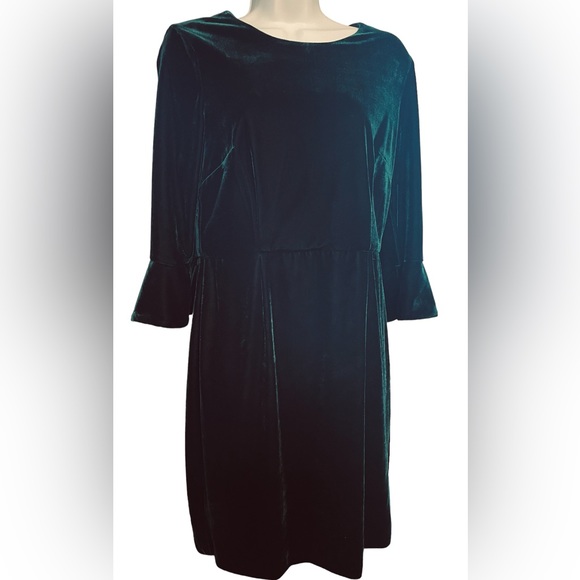 Womens dress green velvet with bell sleeves size 8. Perfect for the holidays. - Picture 2 of 5